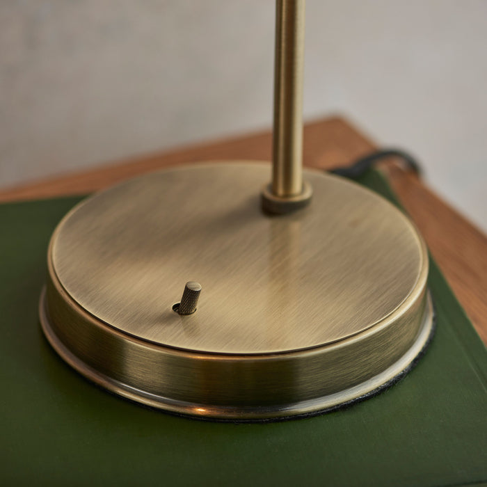 Hansen Lamp Table in Antique Brass / Clear Shade