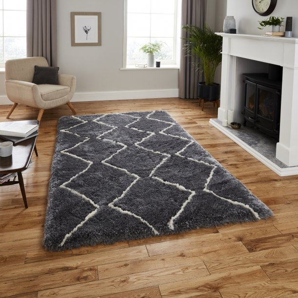 Contemporary Grey & Cream Shaggy Chevron Area Rug – Soft Pile & Geometric Pattern – Multiple Sizes