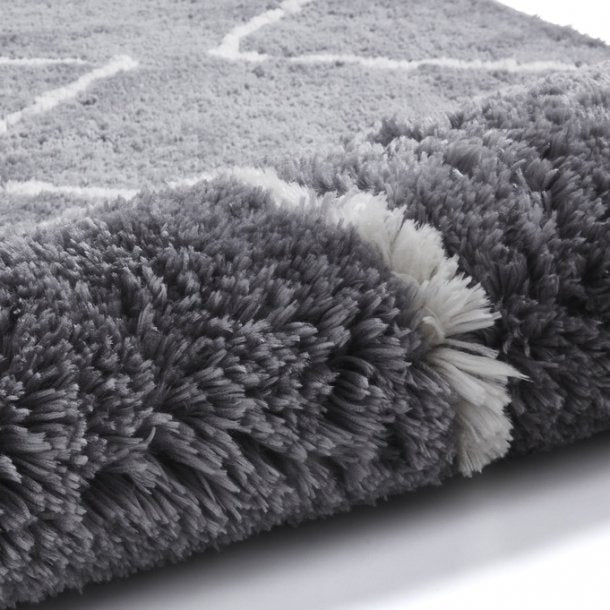 Contemporary Grey & Cream Shaggy Chevron Area Rug – Soft Pile & Geometric Pattern – Multiple Sizes