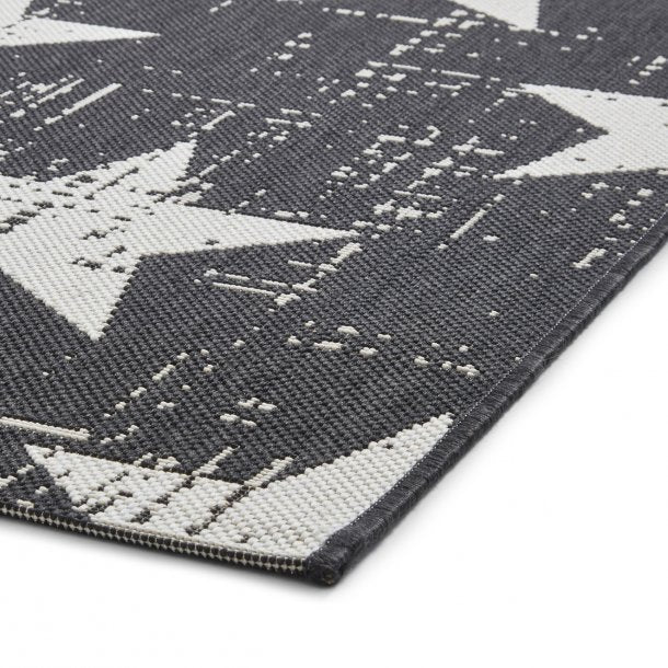 Bold Black & White Star Pattern Indoor-Outdoor Rug – Weather-Resistant Stylish Design – Multiple Sizes