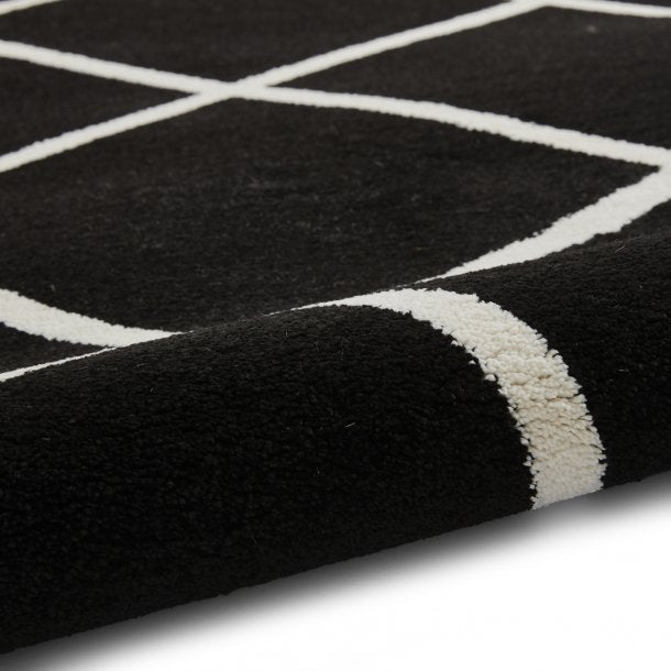 Bold Black & White Diamond Lattice Area Rug – Modern Minimalist Design – Multiple Sizes