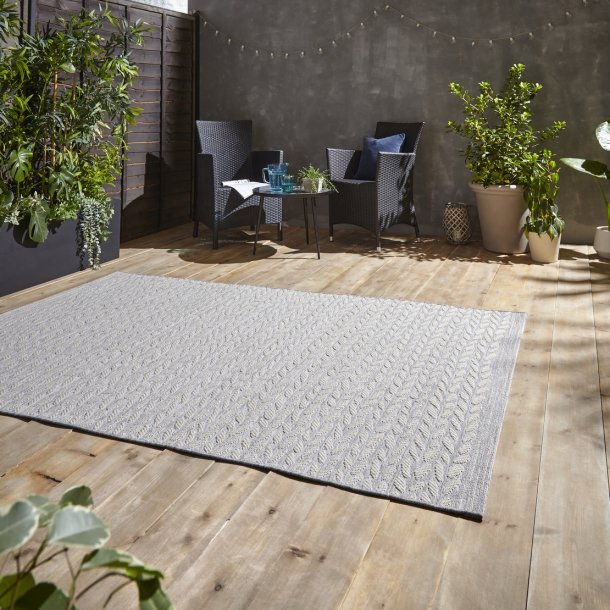 Contemporary Grey & Cream Chevron Outdoor Rug – Weather-Resistant Patio Mat – Multiple Sizes