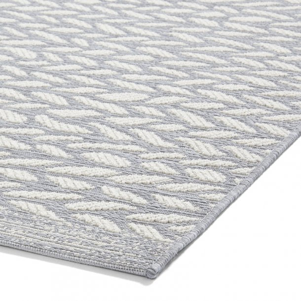 Contemporary Grey & Cream Chevron Outdoor Rug – Weather-Resistant Patio Mat – Multiple Sizes