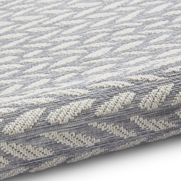 Contemporary Grey & Cream Chevron Outdoor Rug – Weather-Resistant Patio Mat – Multiple Sizes