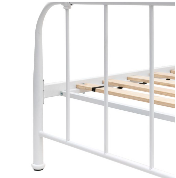 Traditional White Ironwork King Size Bedstead ( Due Back In  06/12/2024 )