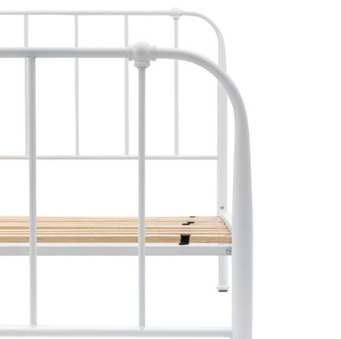 Traditional White Ironwork King Size Bedstead ( Due Back In  06/12/2024 )