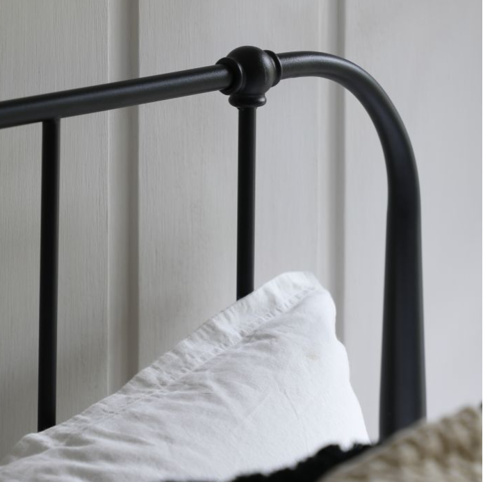 Traditional Black Ironwork King Size Bedstead  ( Due Back In 06/12/2024 )